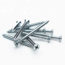 Tornillo diseñado para instalación de contramarcos, fabricado en acero para una sujeción firme y duradera. TORNILLO PARA CONTRAMARCO